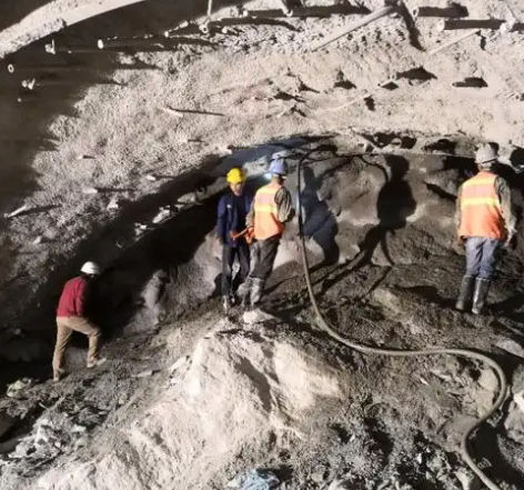 山阳拱顶带模注浆料的施工流程及注意事项
